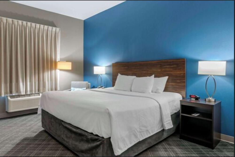 King Room - Non-Smoking interior